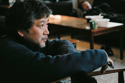 Hirokazu Kore-eda, en el rodaje de 'El tercer asesinato'.