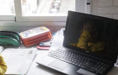 El reflejo de un niño de ocho años, estudiando durante la pandemia.