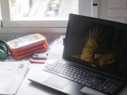 El reflejo de un niño de ocho años, estudiando durante la pandemia.