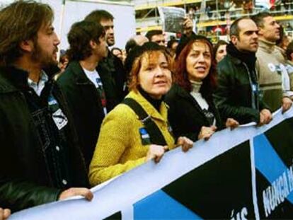 Los actores Javier Bardem, María Pujalte, María Bouzas y Luis Tosar. Abajo, una imagen de la marcha.