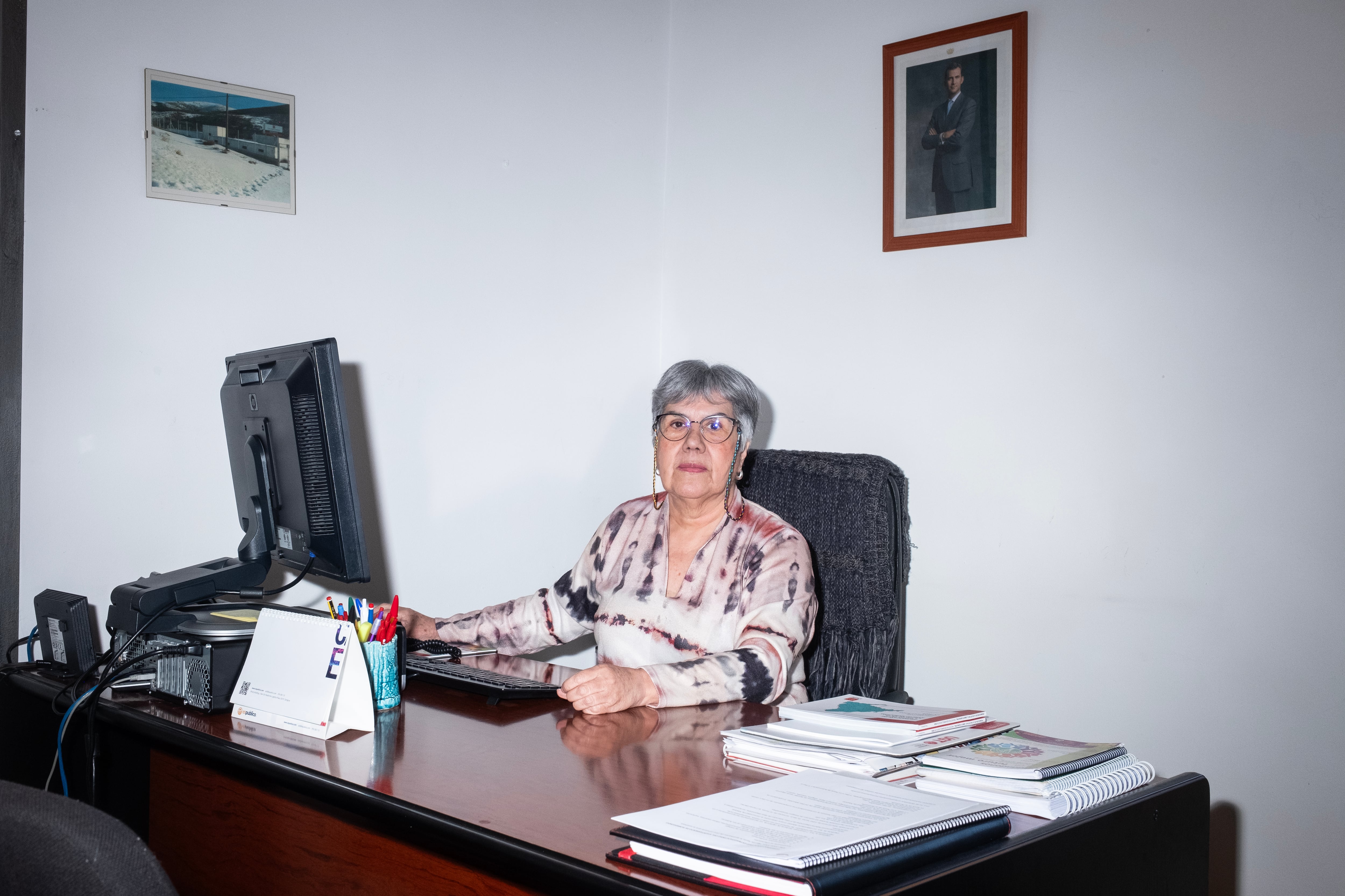 
La alcaldesa de Robregordo, marisol Herreño, en su despacho. 
