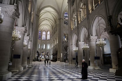 Un clérigo camina por la nave central de la catedral de Notre Dame, este viernes tras su restauración.  