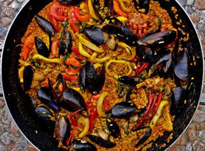 Paella marinera con marisco y mejillones