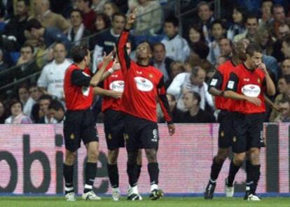 Eto&#39;o celebra un gol ante el Real Madrid en el Santiago Bernabéu.