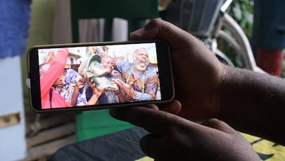 Essama muestra una fotografía en su teléfono en la que aparece celebrando que decapitó la estatua del general de la Segunda Guerra Mundial Philippe Leclerc de Hauteclocque, en Douala.