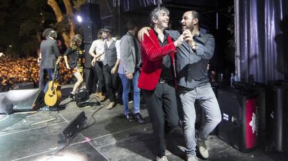 Xoel López (de rojo), con su mánager, Joaquín Kin Martínez, tras su concierto en el Festival Portamérica 2017, en Caldas de Reis.