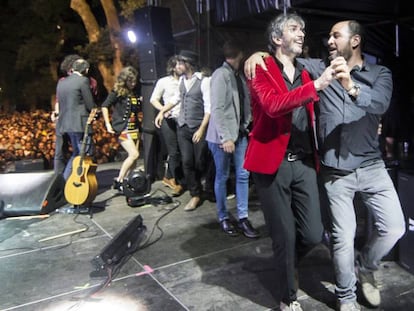 Xoel López (de rojo), con su mánager, Joaquín Kin Martínez, tras su concierto en el Festival Portamérica 2017, en Caldas de Reis.