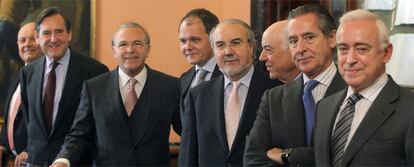 De izquierda a derecha, Juan Ramón Quintás, presidente de CECA; Matías Rodríguez Inciarte, vicepresidente del Santander; Isidre Fainé, presidente de La Caixa; David Vegara, secretario de Estado de Economía; Pedro Solbes, ministro de Economía; Francisco González, presidente del BBVA; Miguel Blesa, presidente de Caja Madrid, y Miguel Martín, presidente de la AEB.