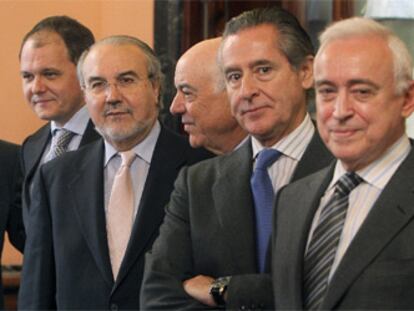 De izquierda a derecha, Juan Ramón Quintás, presidente de CECA; Matías Rodríguez Inciarte, vicepresidente del Santander; Isidre Fainé, presidente de La Caixa; David Vegara, secretario de Estado de Economía; Pedro Solbes, ministro de Economía; Francisco González, presidente del BBVA; Miguel Blesa, presidente de Caja Madrid, y Miguel Martín, presidente de la AEB.