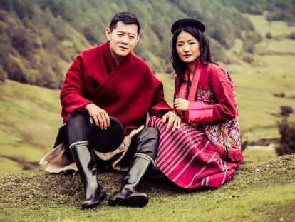 O rei do Butão, Jigme Khesar Namgyel Wangchuck, e a esposa, Jetsun Pema Wangchuk, em uma imagem oficial do calendário real.