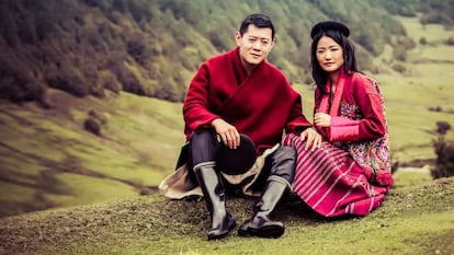 O rei do Butão, Jigme Khesar Namgyel Wangchuck, e a esposa, Jetsun Pema Wangchuk, em uma imagem oficial do calendário real.