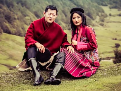 O rei do Butão, Jigme Khesar Namgyel Wangchuck, e a esposa, Jetsun Pema Wangchuk, em uma imagem oficial do calendário real.
