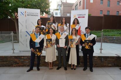 Alumnos de la primera promoción del diploma con las bandas de ICADE.