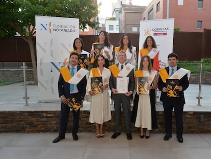 Alumnos de la primera promoción del diploma con las bandas de ICADE.