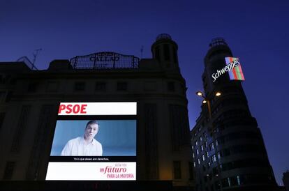 Carteles electorales del PSOE en la Plaza de Callao. 