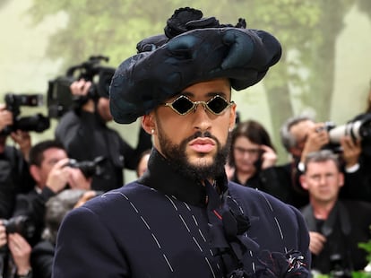 Bad Bunny en la alfombra roja de la Met Gala 2024.
