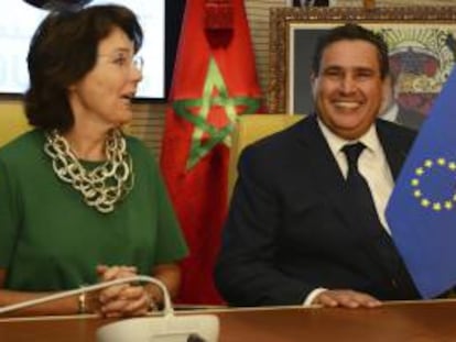 La comisaria de Pesca de la UE, Maria Damanaki y el ministro marroquí de Agricultura, Aziz  Ajanuch. EFE/Archivo