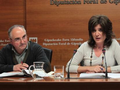 La diputada de Hacienda de Gipuzkoa, Helena Franco, y el director de su departamento, Xabier Olano, en una comparecencia reciente.