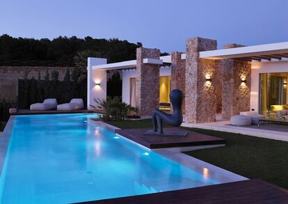 Villa a la venta en Cala Conta (Ibiza), por 2,5 millones de euros.