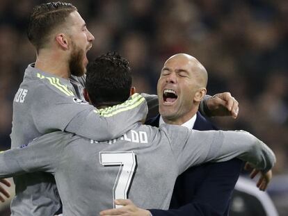 Cristiano foi comemorar com Zidane.