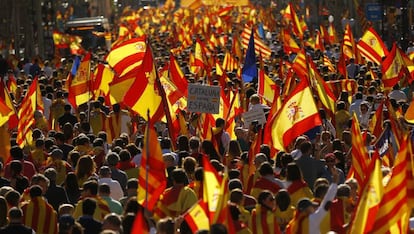 Una hora antes del inicio de la manifestación, la plaza Urquinaona y sus aledaños están abarrotados de gente.