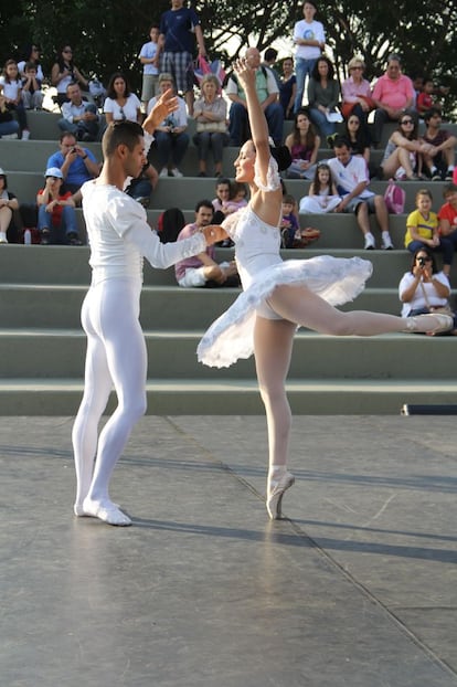 Bailarinos cegos se apresentam no Parque Villa-Lobos.