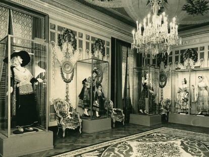 "Sala Regordosa" en el Museo de las Artes Decorativas de Pedralbes, en 1935, con los trajes regionales.