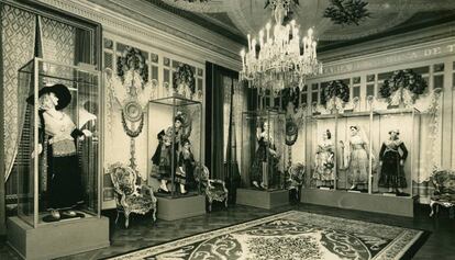 "Sala Regordosa" en el Museo de las Artes Decorativas de Pedralbes, en 1935, con los trajes regionales.