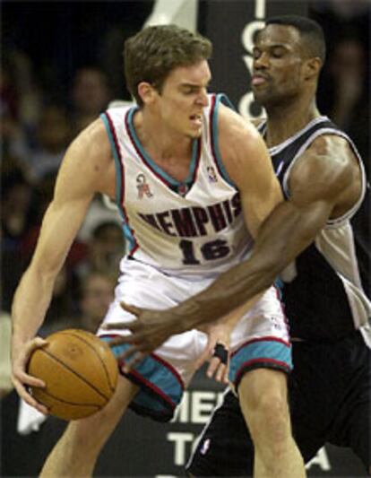 Gasol protege el balón ante el pívot de los Spurs David Robinson.