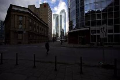 Vista de las torres gemelas que albergan la sede del primer banco alemn, Deutsche Bank, en Frncfort (Alemania).