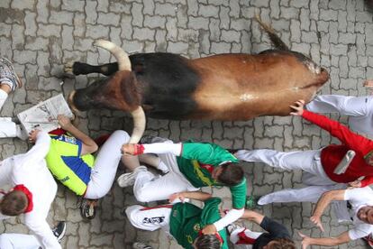 Un toro de Miura en los Sanfermines de este año. La ganadería repetirá en 2013.