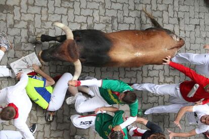 Un toro de Miura en los Sanfermines de este a&ntilde;o. La ganader&iacute;a repetir&aacute; en 2013. 