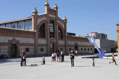 Almudena de Benito, fundadora del proyecto de divulgación para niños y jóvenes Chiquitectos, barre para casa al añadir a este repertorio "el éxito de edificios reconvertidos, como el recién inaugurado Espacio Abierto Quinta de los Molinos o el ya veterano Matadero Madrid [en la imagen], que demuestran que la infancia y la ciudadanía más joven también necesitan apropiarse de ciertos lugares. Visitar la capital siguiendo la trayectoria de figuras como Palacios [Círculo de BEllas Artes, Instituto Cervantes...], Oiza [Torres Blancas, BBVA], Fisac [edificio central del CSIC, Crédito y Caución] e Higueras [sede del Instituto del Patrimonio Histórico Español en Ciudad Universitaria o el edificio de Serrano 69] nos obliga a recorrer la ciudad de un extremo al otro y del centro a las afueras”.