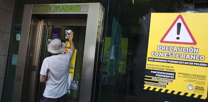 Protesta en una sucurssal de Bankia-Caja Madrid.