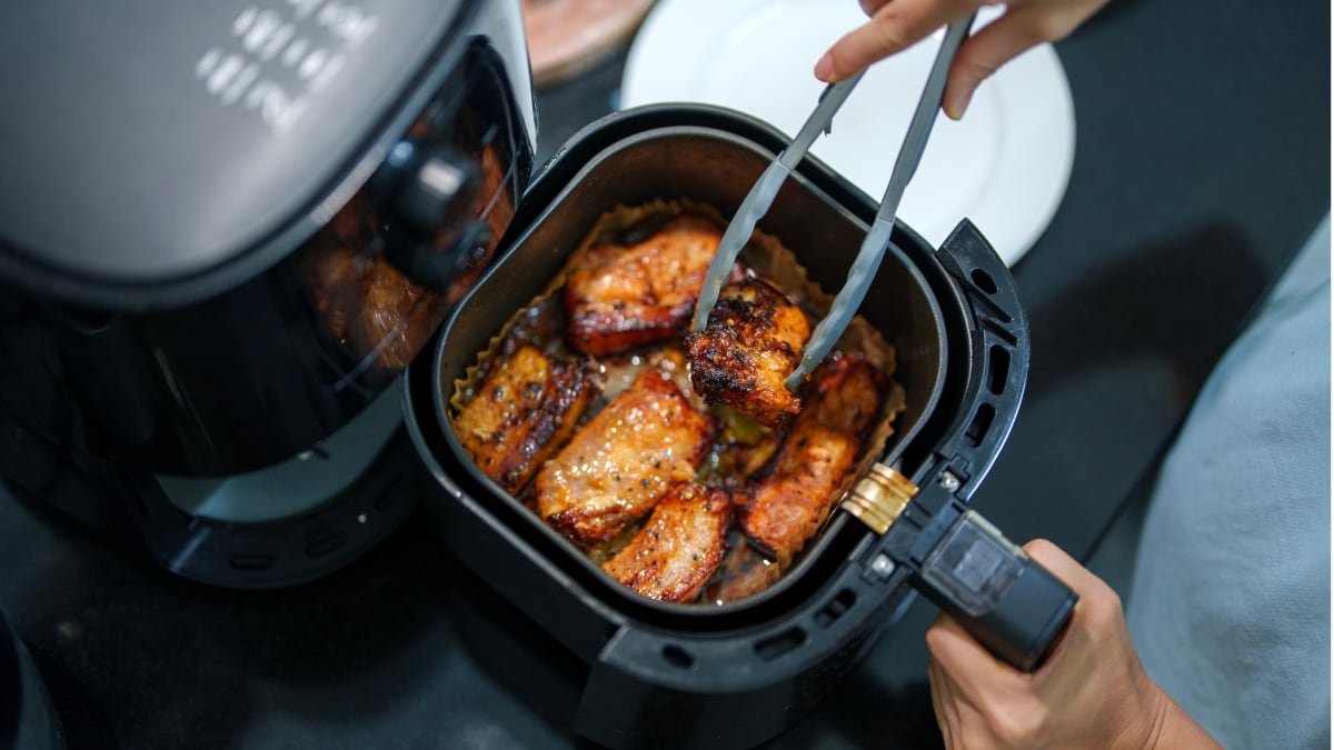 Las pinzas de cocina permiten voltear los alimentos de forma segura.