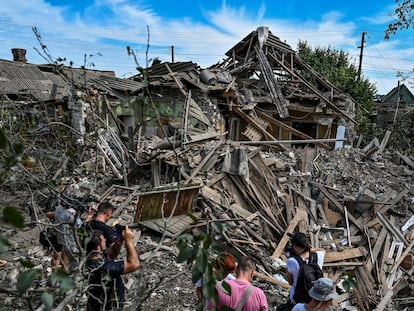 Restos de viviendas destruidas por un misil ruso en el asentamiento de Kushuhum, en la región ucrania de Zaporiyia.