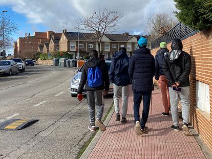 Un pequeño grupo de los migrantes acogidos en un cuartel de Alcalá de Henares (Madrid) se dirigía este jueves a unas pistas deportivas a jugar al baloncesto.