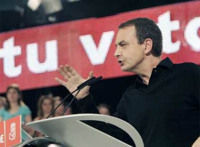 El presidente del Gobierno, José Luis Rodrígez Zapatero, durante el acto electoral celebrado en Valencia.