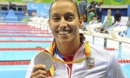 La atleta paral&iacute;mpica Teresa Perales recibe la medalla de plata de la prueba de 200 metros libre.