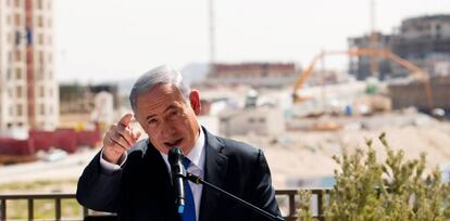 Benjam&iacute;n Netanyahu, ante un asentamiento durante la campa&ntilde;a electoral de 2015.