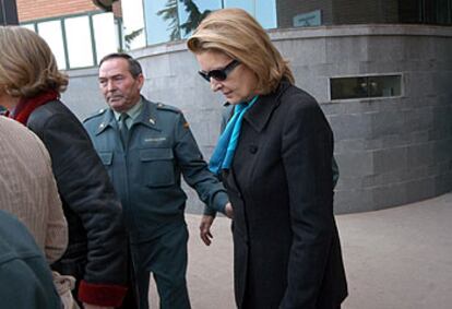 La esposa de Fabra, Amparo Fernández, a su salida ayer del juzgado de Nules.