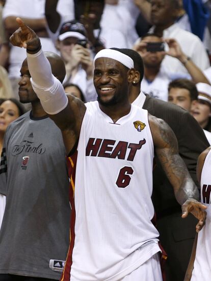 LeBron celebra el título de la NBA con los Heat, en 2012.