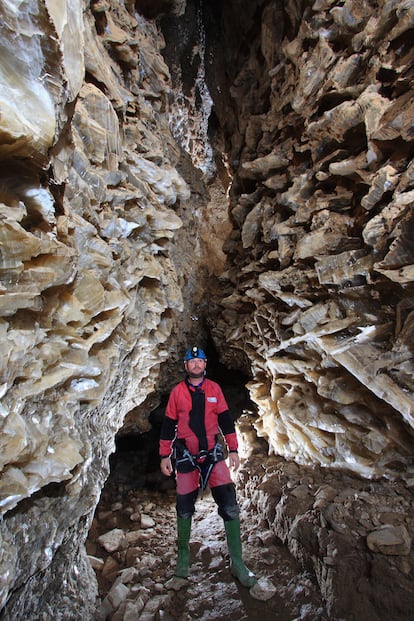Visitante en una de las cuevas de Yesos de Sorbas, Almería.