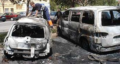 Dos de los automóviles que fueron pasto de las llamas en el barrio valenciano de la Illa Perduda.