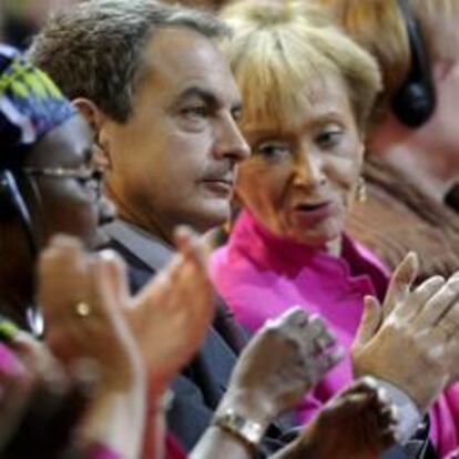 El presidente del Gobierno, José Luis Rodríguez Zapatero, junto a María Teresa Fernández de la Vega y la ex presidenta de Chile Michelle Bachelet