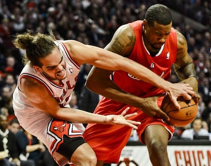 Noah, de los Bulls, y DeAndre Jordan, de los Clippers, se disputan el balón