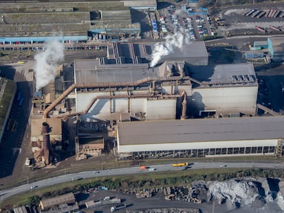 Vista aérea de la factoría Celsa Steelworks, en la ciudad de Cardiff.