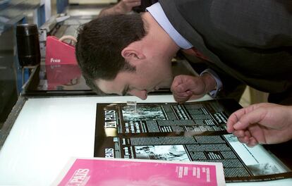28 de junio de 2002. El príncipe Felipe en la sección de fotomecánica durante una visita las instalaciones del diario EL PAÍS.