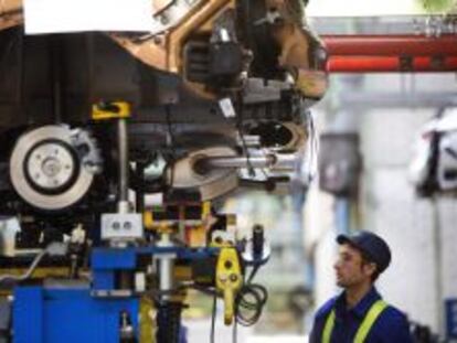 Un trabajador en la cadena de montaje de la factor&iacute;a de Ford en Almussafes (Valencia). EFE/Archivo