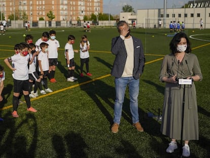 La presidenta de la Comunidad de Madrid, Isabel Díaz Ayuso, en una cancha de fútbol de Sanchinarro, junto al número 5 de la lista electoral, Toni Cantó.